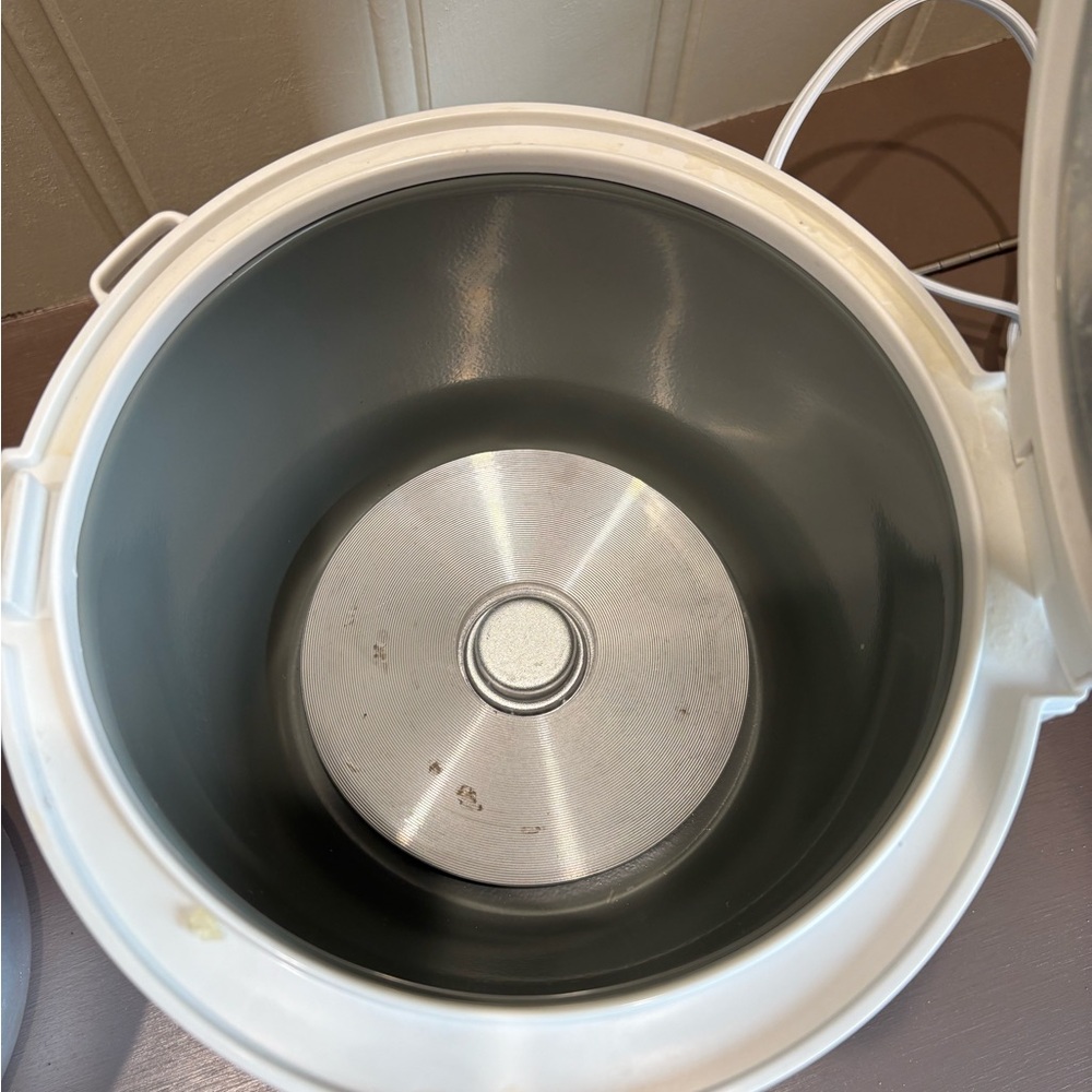 White and Silver Rice Cooker - Picture 4 of 7